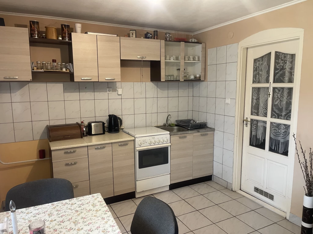 Eladó házrész, Baja