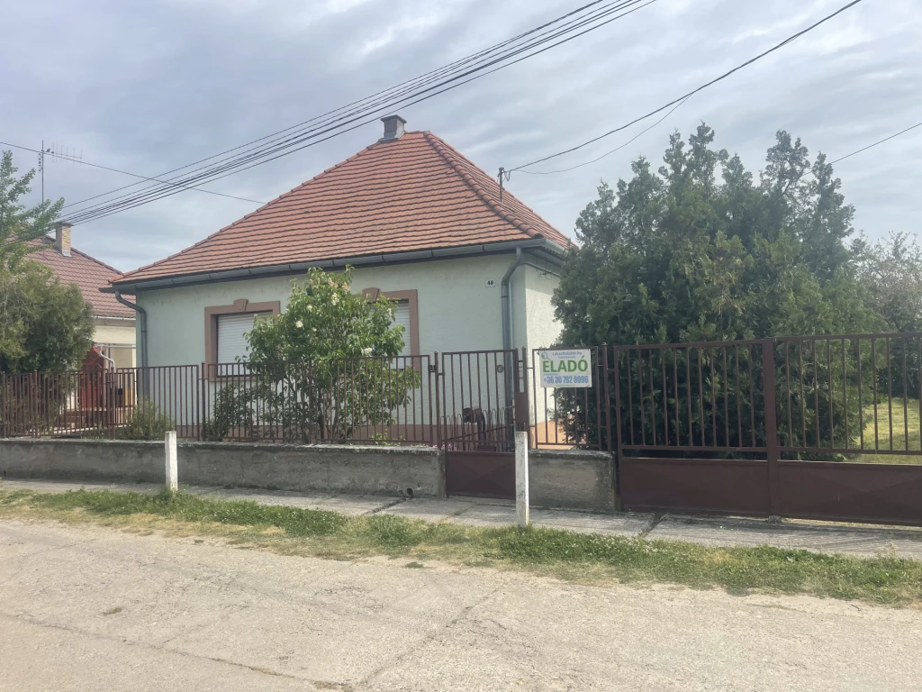 Eladó családi ház, Baja, Katonaváros
