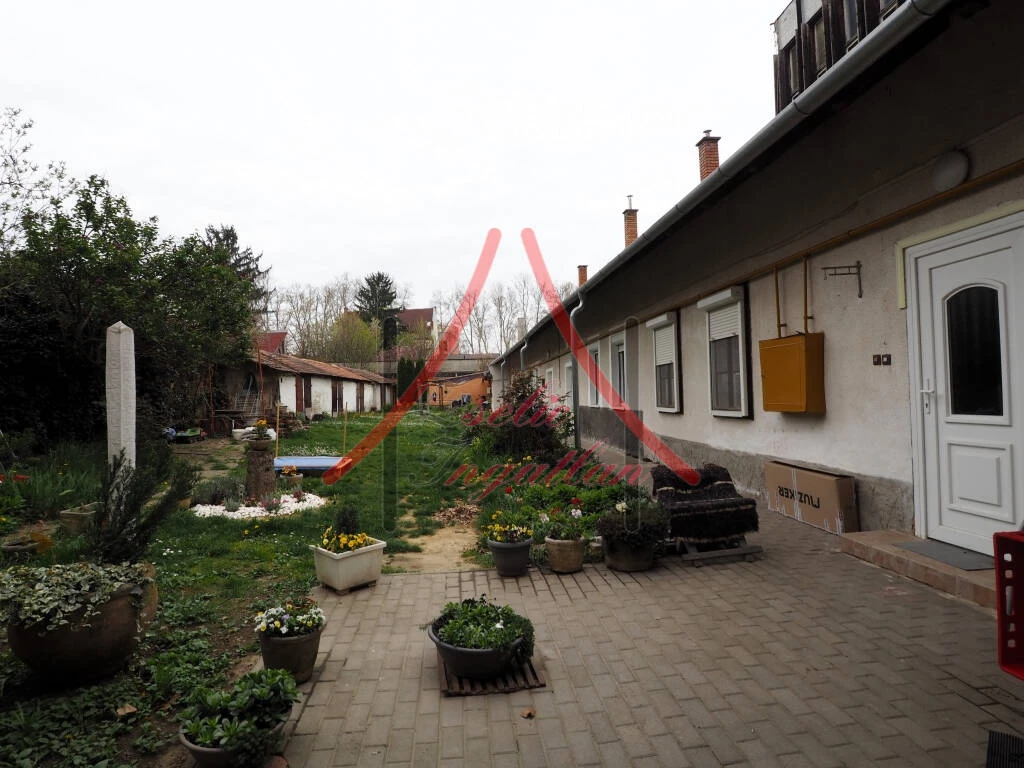 BELVÁROSI UDVAROS LAKÁS