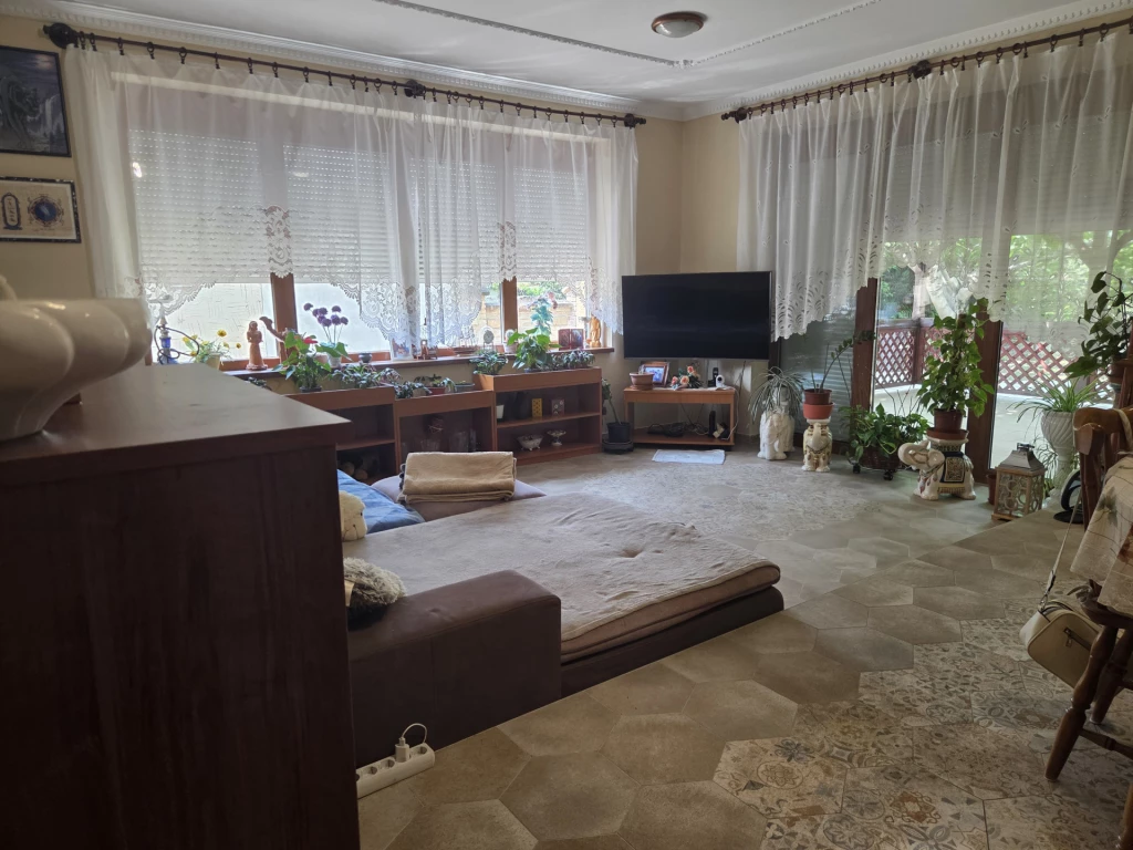 Nagy családosok részére, akár 2 generáció együttélésére, vendégháznak, vagy egyéb vállalkozásra.