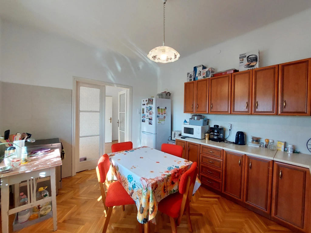 Újszegeden, csendes környezetben, tágas, jól alakítható, 5 szobás családi ház eladó!