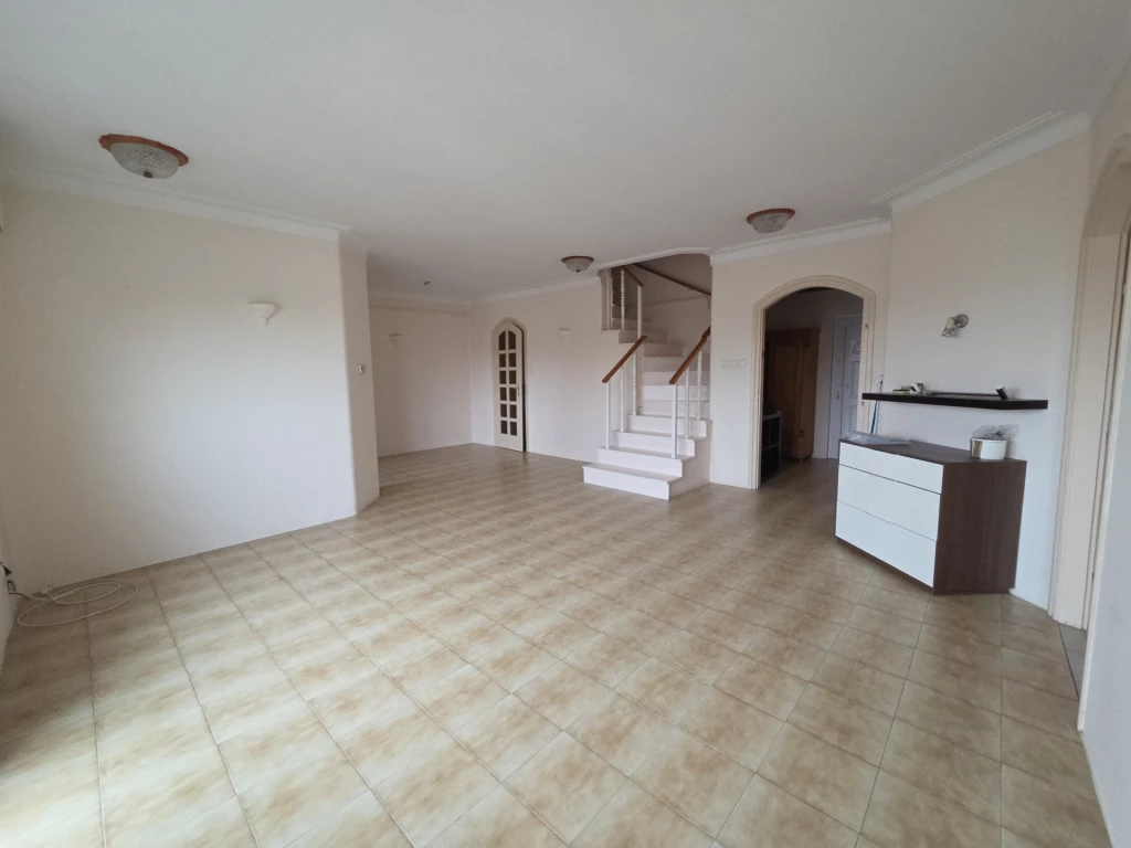 Eladó belvárosi, belső kétszintes lakás Szegeden  a Béke utcában, autóbeállási lehetőséggel!