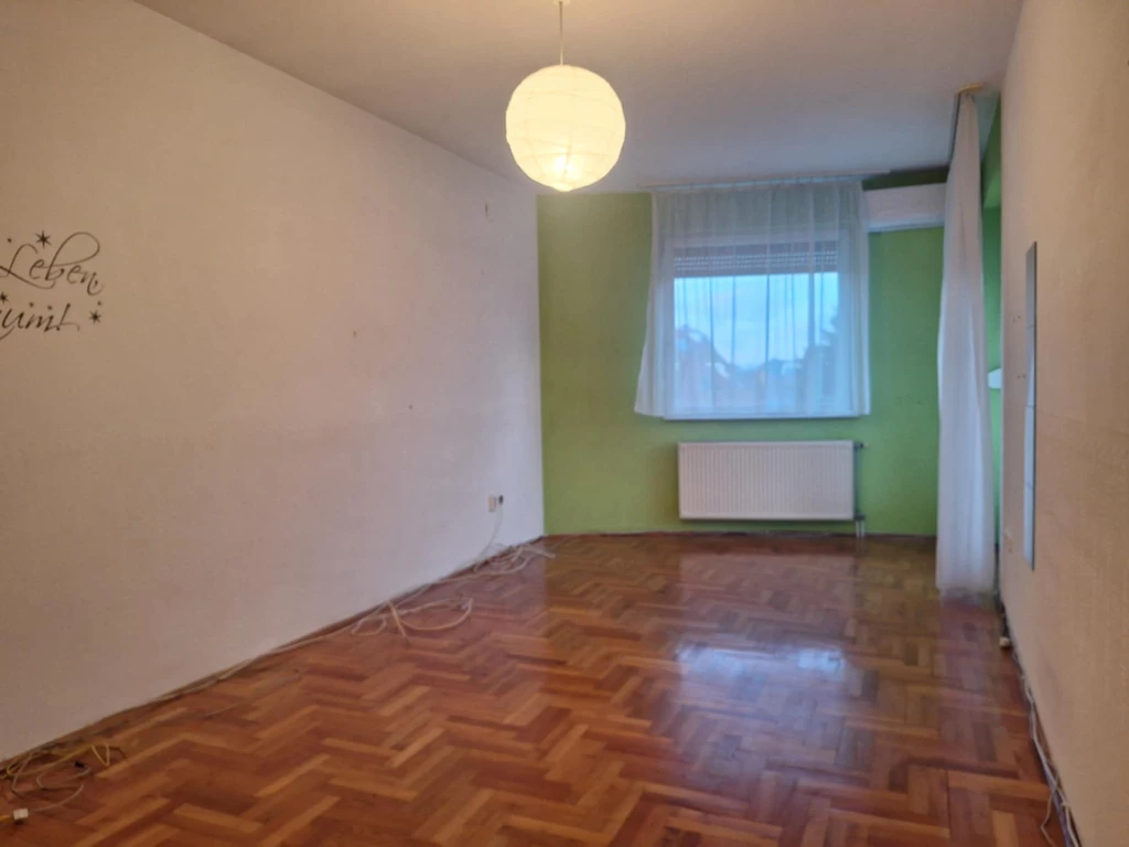 Szegeden, a Makkos-erdő soron, 2 külön nyíló szobás, 3. emeleti ( nem zárószinti) lakás eladó!