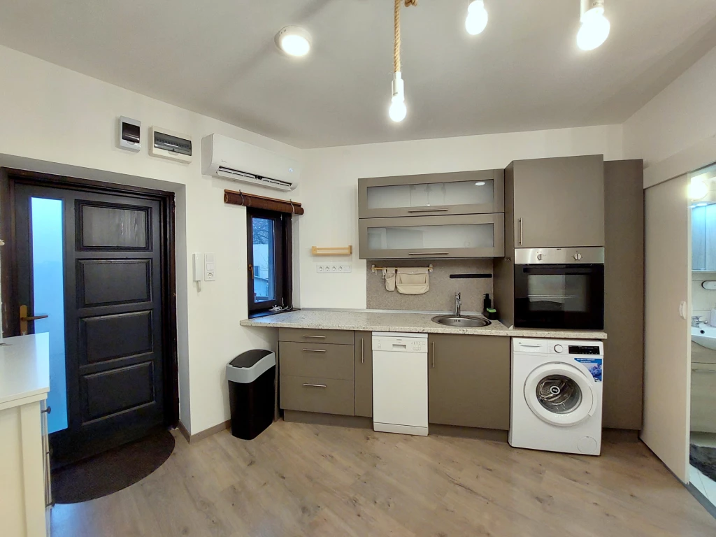 Hangulatos, felújított kis lakás eladó Szeged belvárosában – zárt udvari nyugalommal!!!