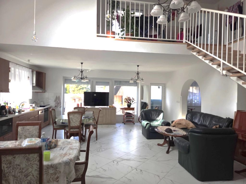 Eladó exkluzív, tágas családi ház Szeged, Dorozsma városrészében!