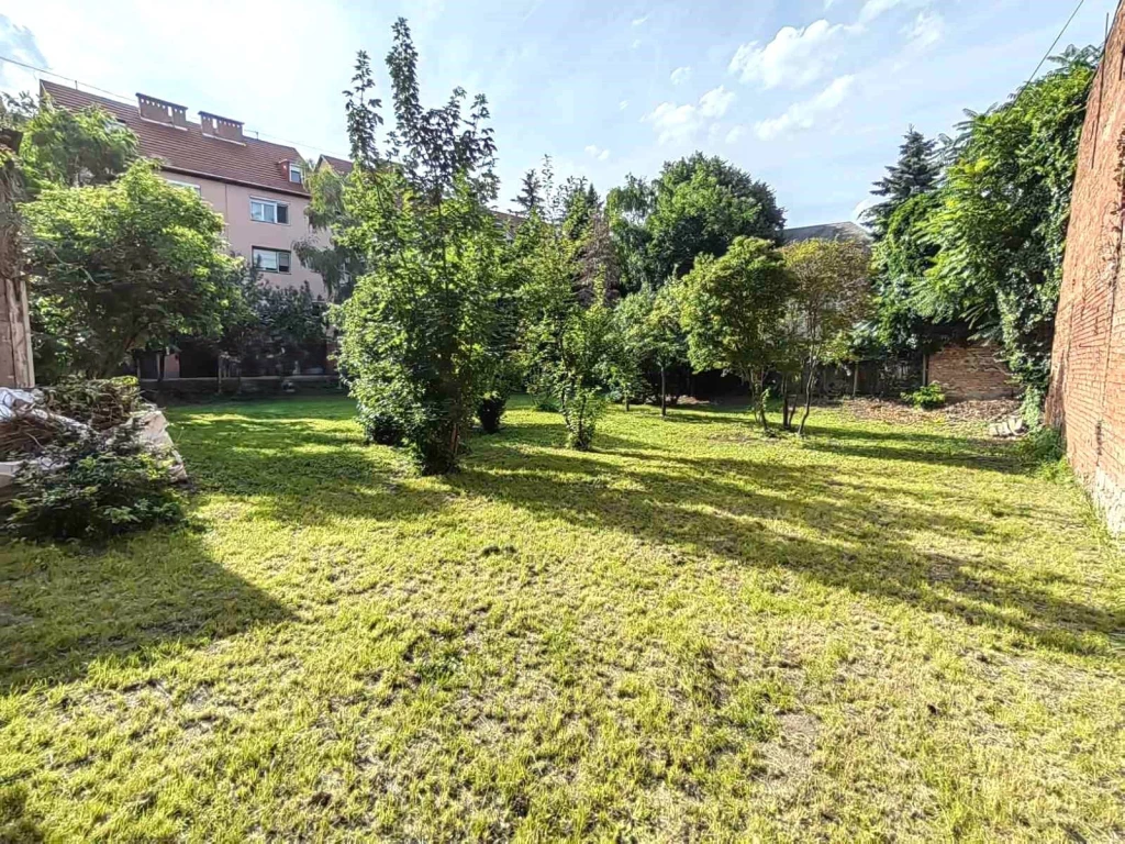 Kivételes lehetőség Miskolc Vörösmarty úton, 1209 m² TELEK 130 m² felújítandó házzal ELADÓ!