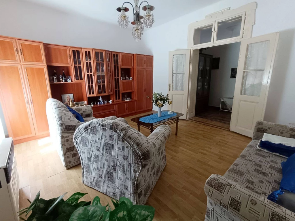 Eladó Miskolcon a Buzogány utcában egy hangulatos 62 m², 2 szobás családi ház (ikerház)