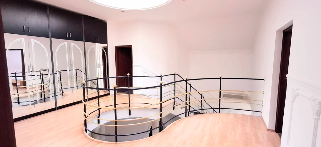 PÁRATLAN, EGYEDI TERVEZÉSŰ 145 m² LUXUSINGATLAN ELADÓ!