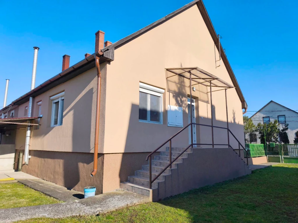 ELADÓ Felsődobsza főutcáján egy 78 m² 3 szobás családi ház (ikerház) Telek méret: 1200 m²