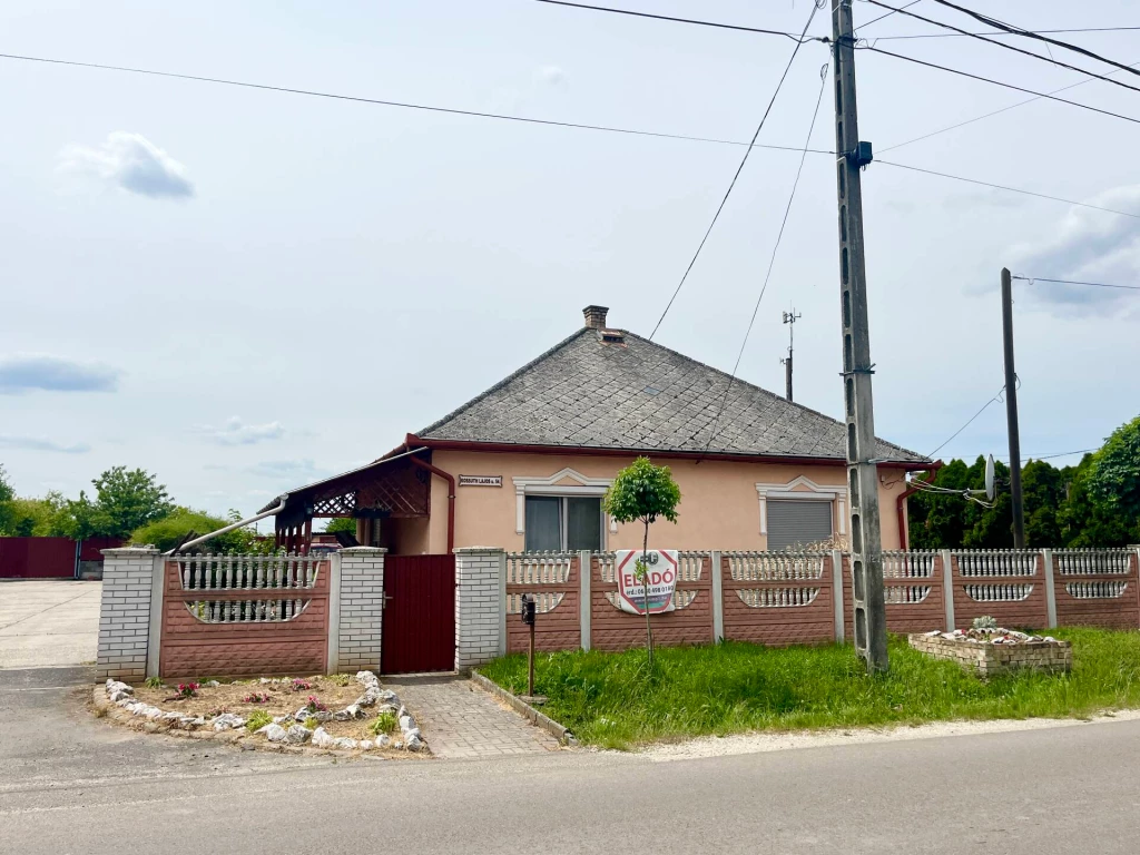 Megvásárlásra kínálok egy jó állapotú családi házat, plusz kozmetikával Hejőpapiban!