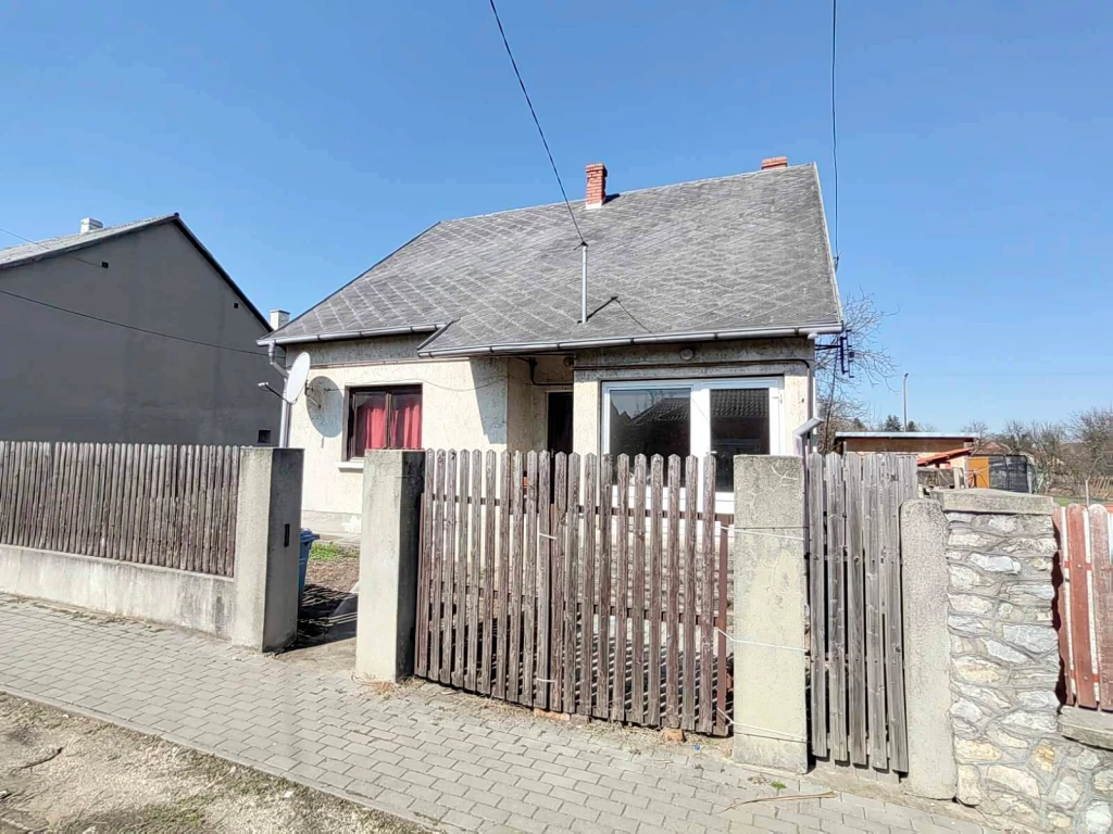 ELADÓ Sajószentpéteren egy 108 m² , 2 + 1 félszobás, beépített tetőterű családi ház!