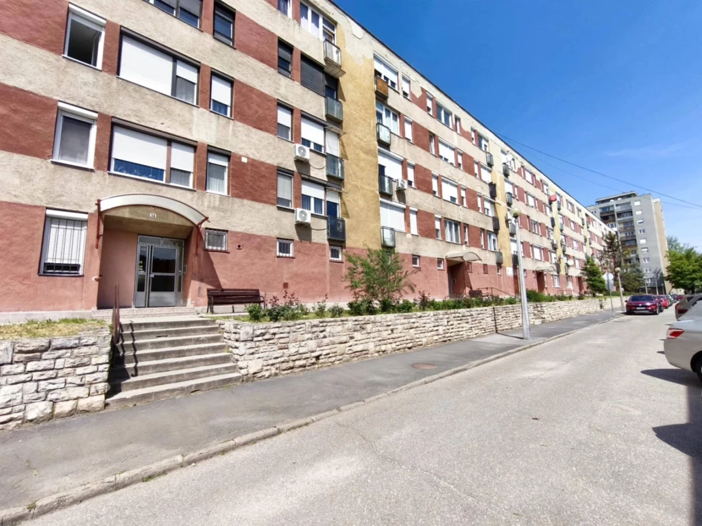 Eladó Kazincbarcikán a Pollack Mihály úton egy 50 m² 1+2 félszobás 3. emeleti lakás