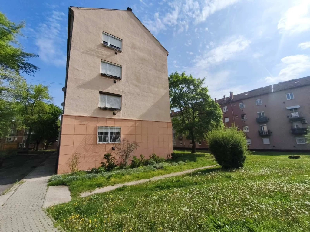 Eladó Kazincbarcikán egy 57 m², 2+1 félszobás (hálófülkés) ERKÉLYES jó állapotú lakás!