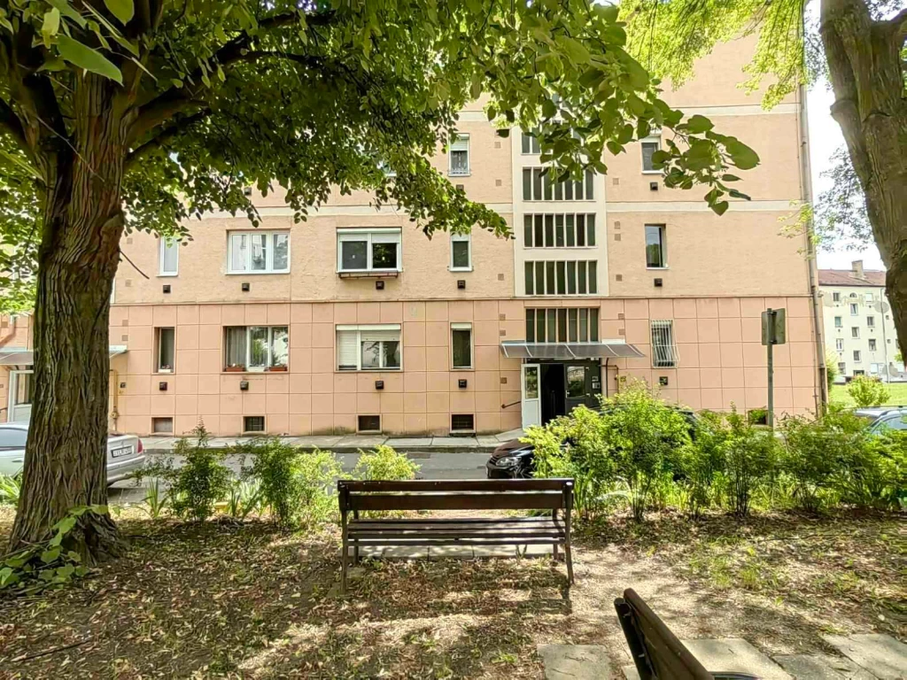 Eladó Kazincbarcikán a Béke téren egy 57 m², 2+1 félszobás (hálófülkés) ERKÉLYES jó állapotú lakás!