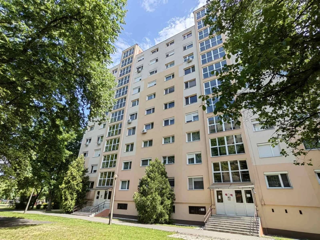 Eladó Tiszaújváros Mátyás király úton egy 6. emeleti 61m² 2 és félszobás LOGGIÁS lakás SZIGETELT liftes házban.