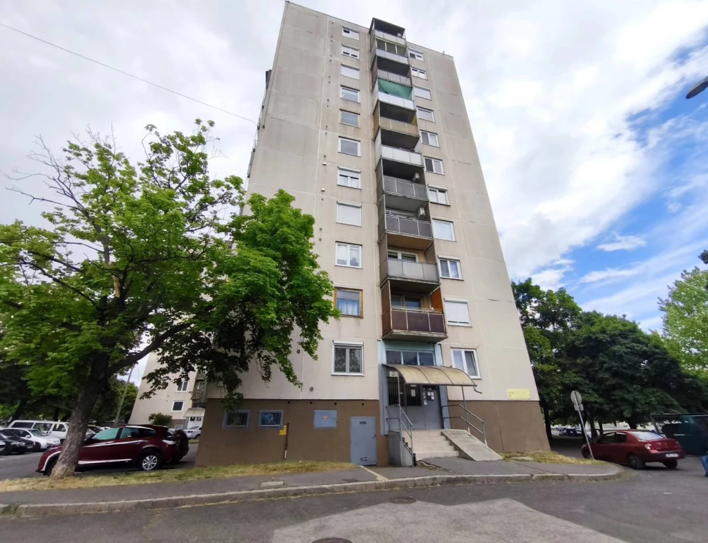 ELADÓ Miskolc abszolút belvárosában a Kis-Hunyad utcában egy 6.emeleti 2 + 1 félszobás normál állapotú lakás!