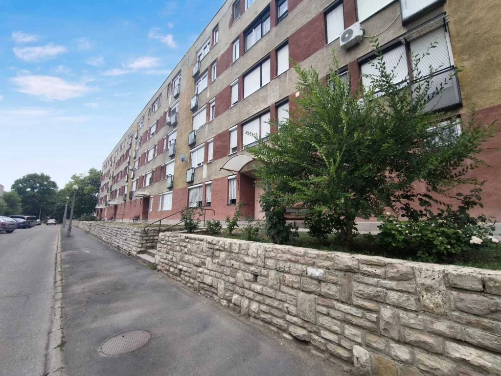 Eladó Kazincbarcikán a Pollack Mihály úton egy 50 m² 1+2 félszobás 4. emeleti lakás