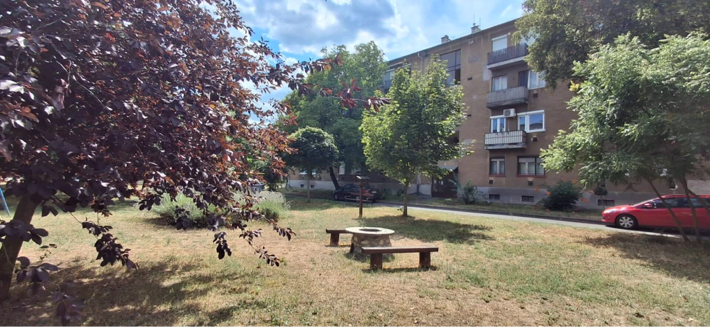 KIADÓ Miskolcon, a Kilián lakótelepen, a Diósgyőri Gimnázium mellett villamos és buszmegállók közvetlen közelében egy 36m², 2. emeleti, bútorozott, gázfűtéses garzon!