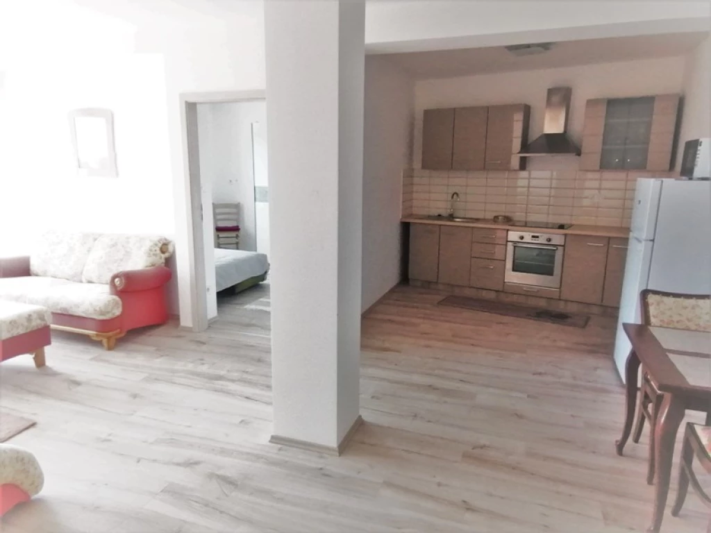 75m2 -es, 3 szobás Lakás kiadó (Pécs, Damjanich utca)