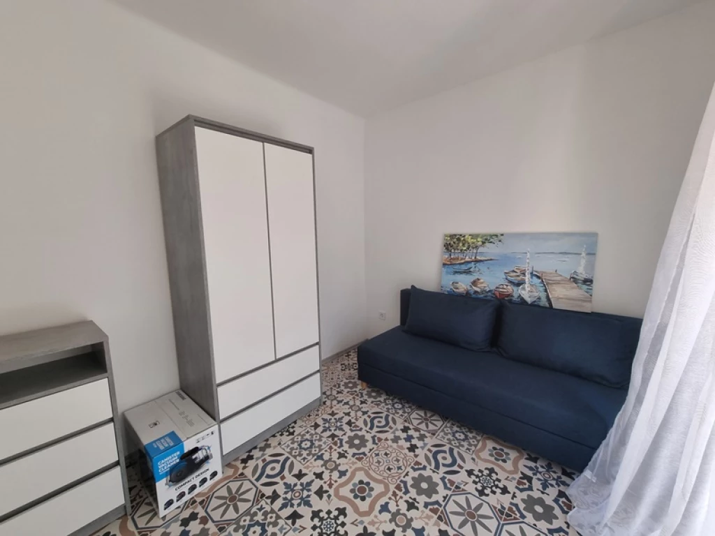 28m2 -es, 1 szobás Lakás kiadó (Pécs, Szegfű utca)