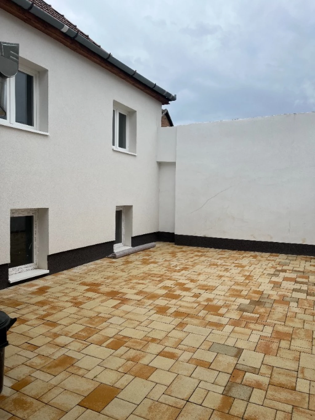 76m2 -es, 3 szobás Ház- házrész kiadó (Pécs, Virág utca)