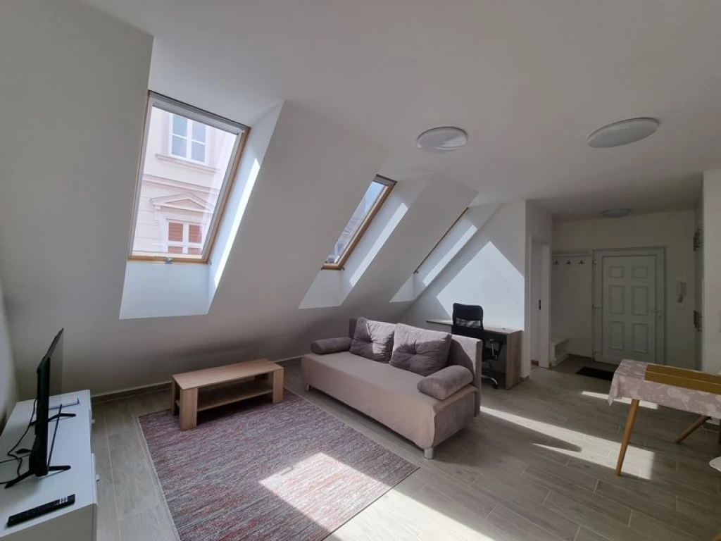60m2 -es, 3 szobás Lakás kiadó (Pécs, Attila utca )
