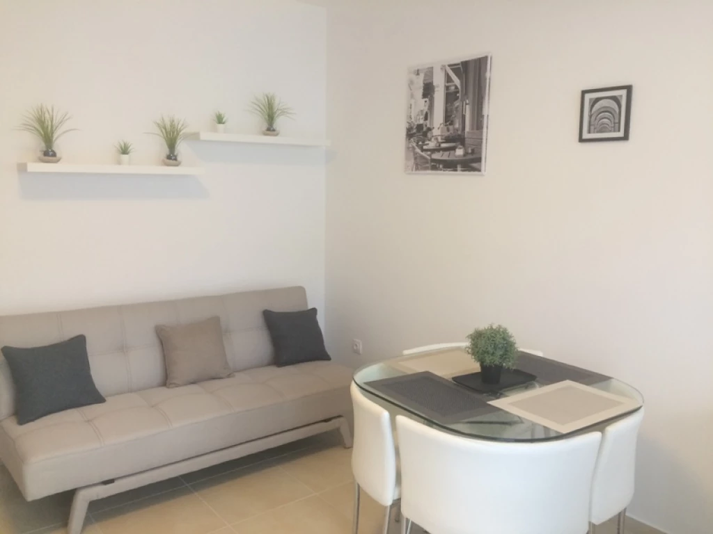 47m2 -es, 3 szobás Lakás kiadó (Pécs, József Attila utca)