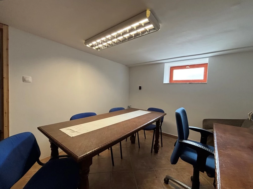 28m2 -es, 2 szobás Kereskedelmi és ipari ingatlan kiadó (Pécs, Tettye utca)