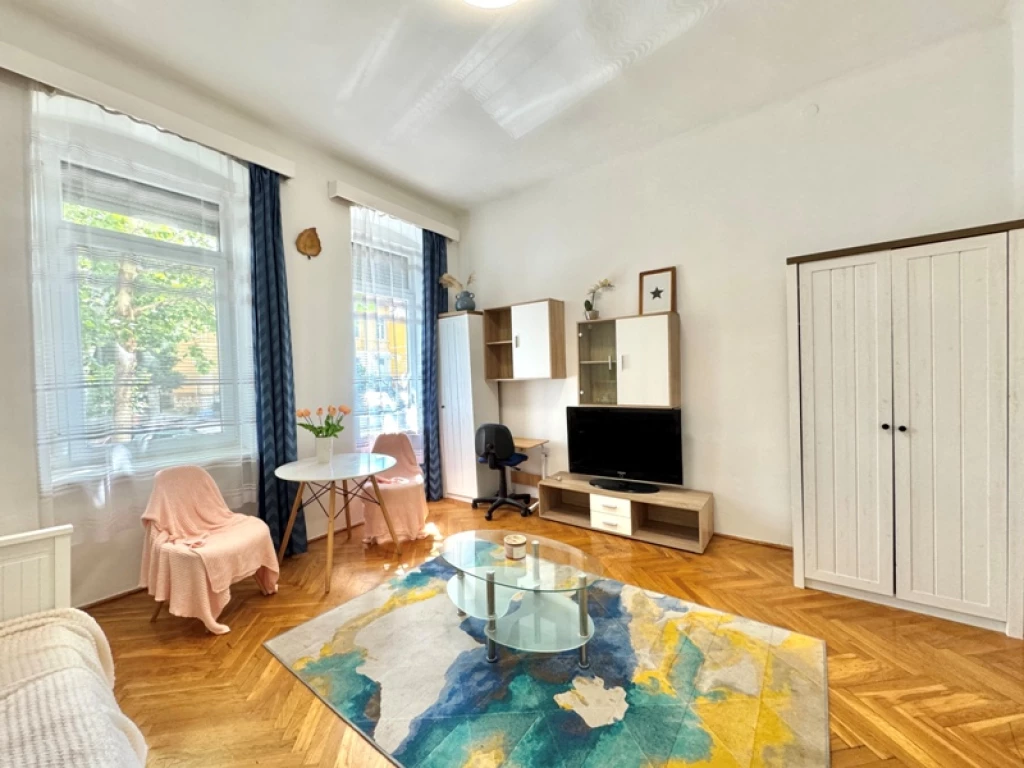 30m2 -es, 1 szobás Lakás kiadó (Pécs, Szabadság utca )