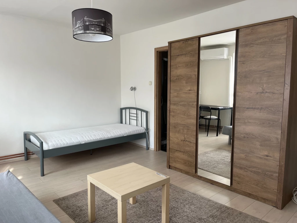 28m2 -es, 1 szobás Lakás kiadó (Pécs, Hungária utca)