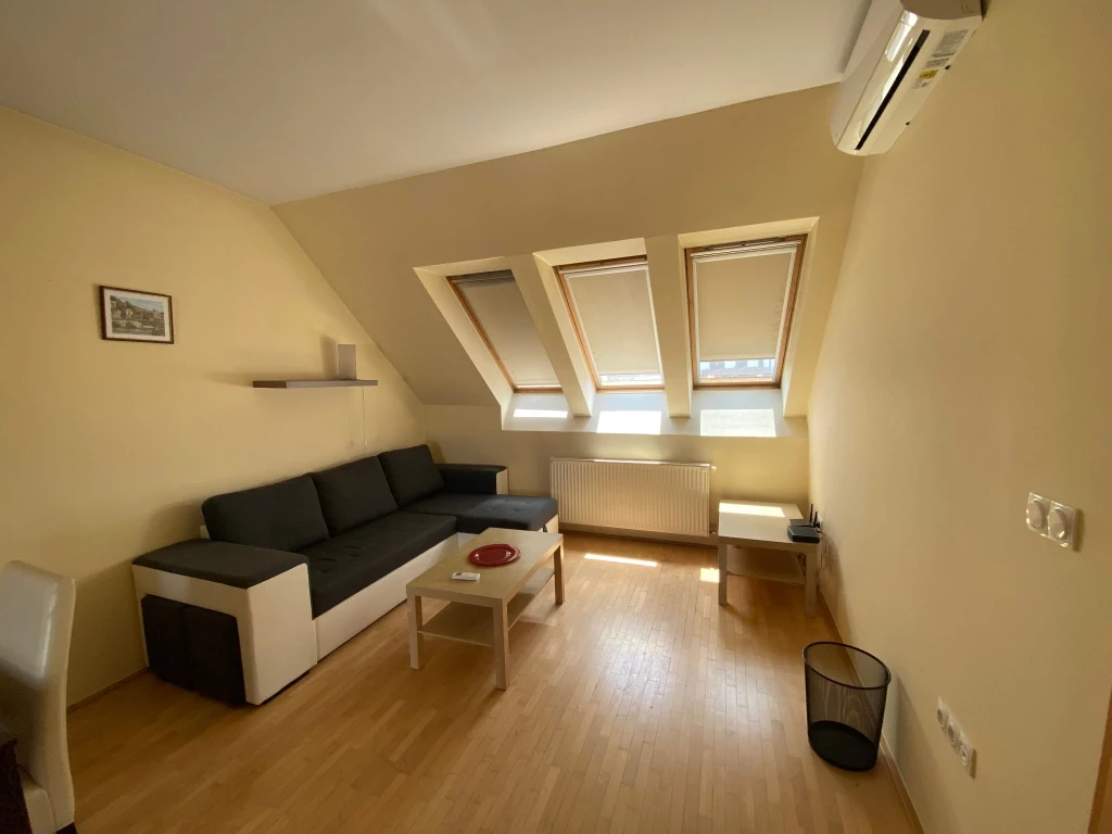 60m2 -es, 3 szobás Lakás kiadó (Pécs, Mária utca)