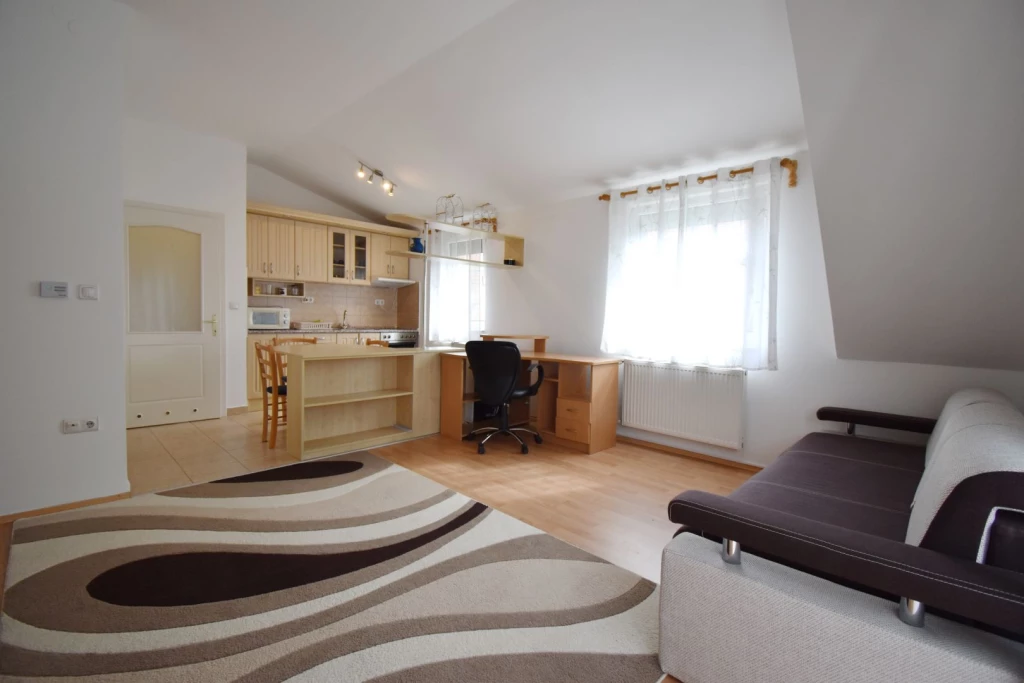 Kiadó 36 m2 tégla lakás, Debrecen