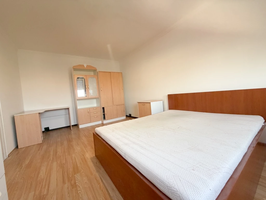 Ritka befektetési lehetőség az Egyetem sugárúton – 1+1 szobás lakás eladó