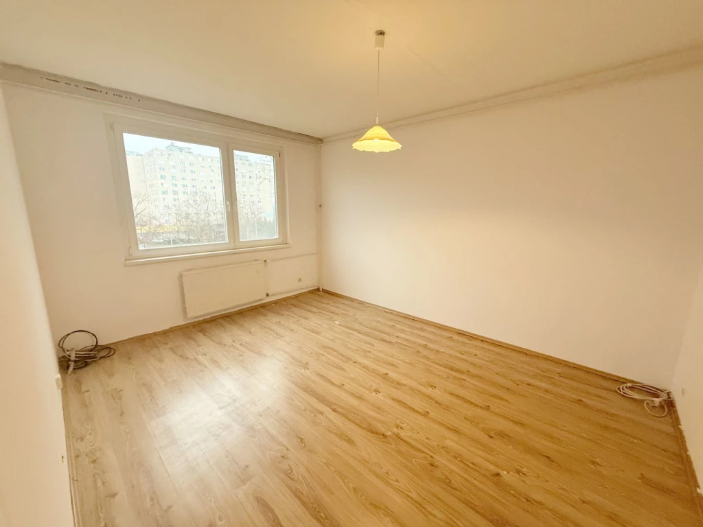 Eladó 73 m2 panel lakás, Debrecen