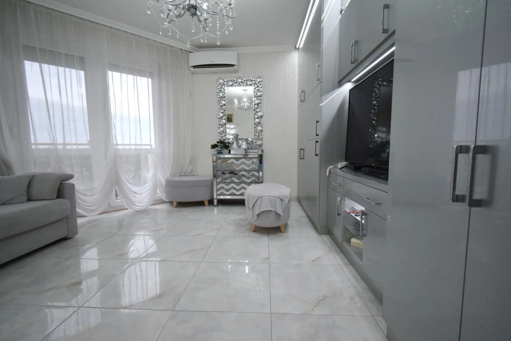 Eladó 46 m2 panel lakás, Debrecen