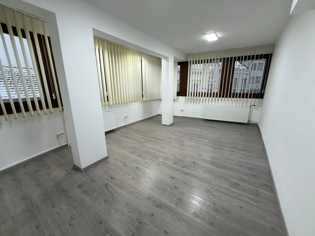 Kiadó Iroda, Veszprém Óváros Tér 120.000 Ft