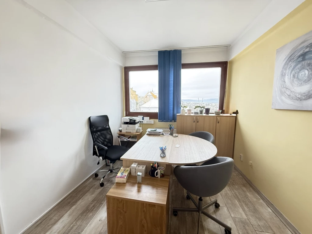 Kiadó Iroda, Veszprém Óváros Tér 80.000 Ft