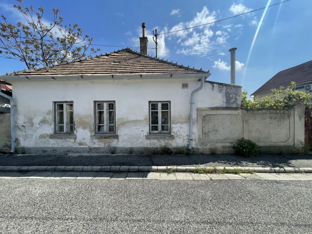 c3-1-name c2-1-name, Veszprém