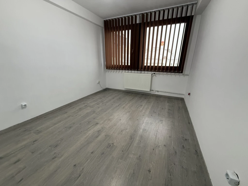 Kiadó Iroda, Veszprém Óváros Tér 10. 80.000 Ft