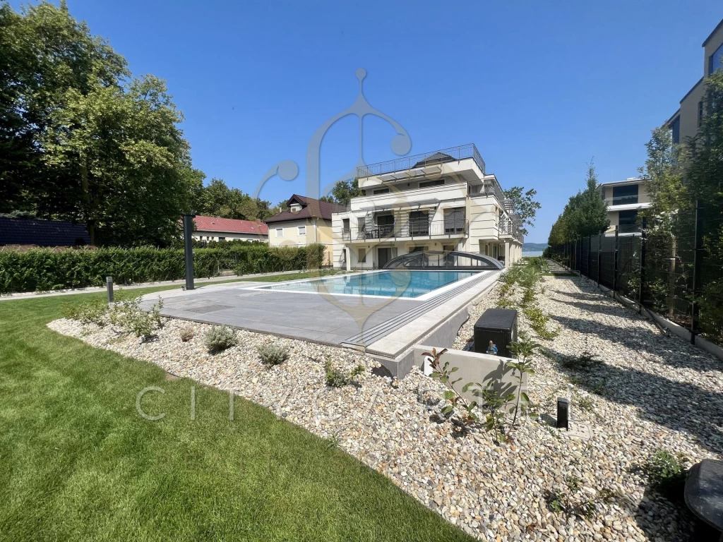 Eladó téglalakás, Balatonboglár