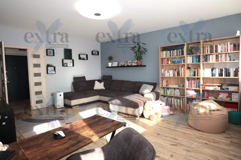 Szegeden a Klapka téren, nappali + 2 hálós, felújított Téglalakás Eladó!