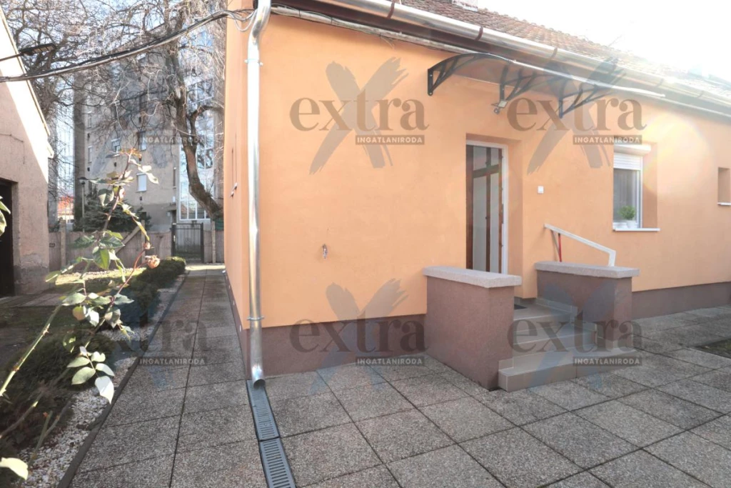 Szegeden, csendes környezetben, kertkapcsolatos, földszinti Téglalakás Eladó!