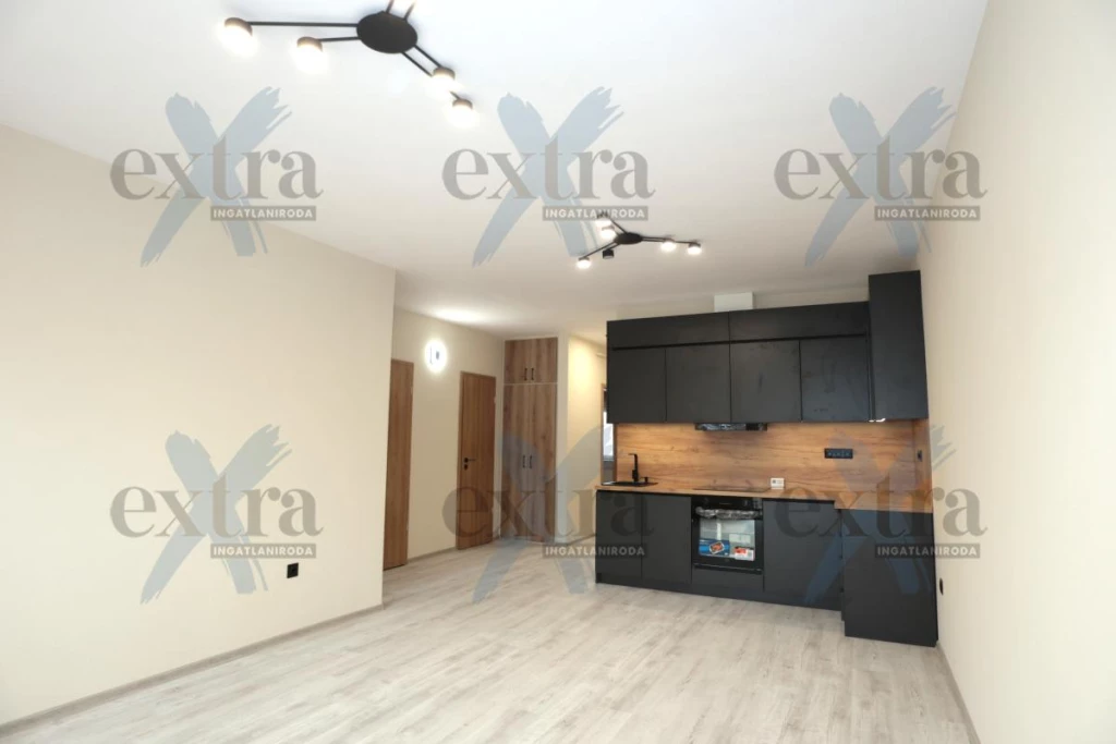 Szegeden, Felsővároson, erkélyes, klímás, tágas, nappali + 2 hálós téglalakás Eladó!