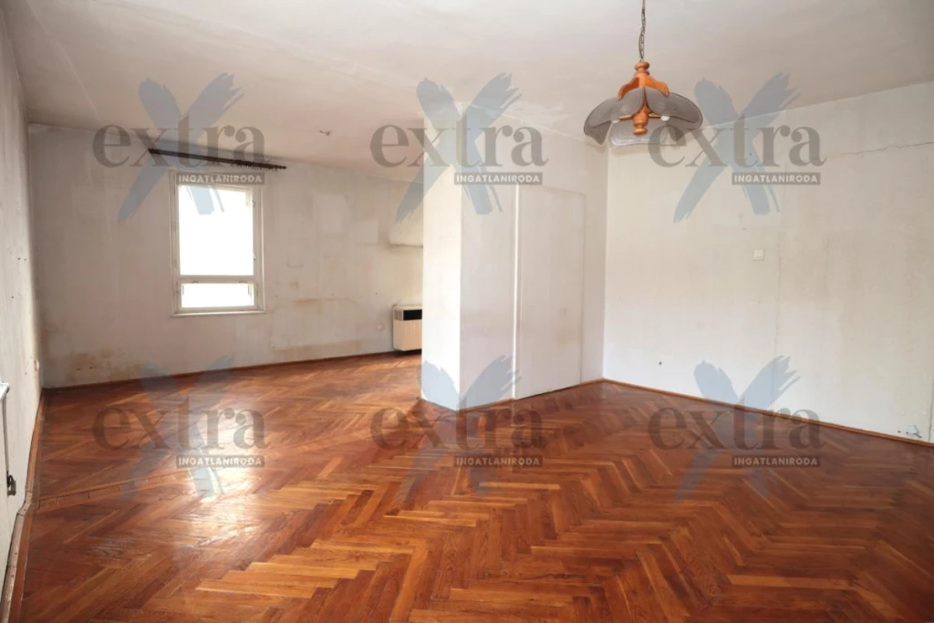 Szegeden, Móravárosban, felújítandó, erkélyes Téglalakás Eladó!