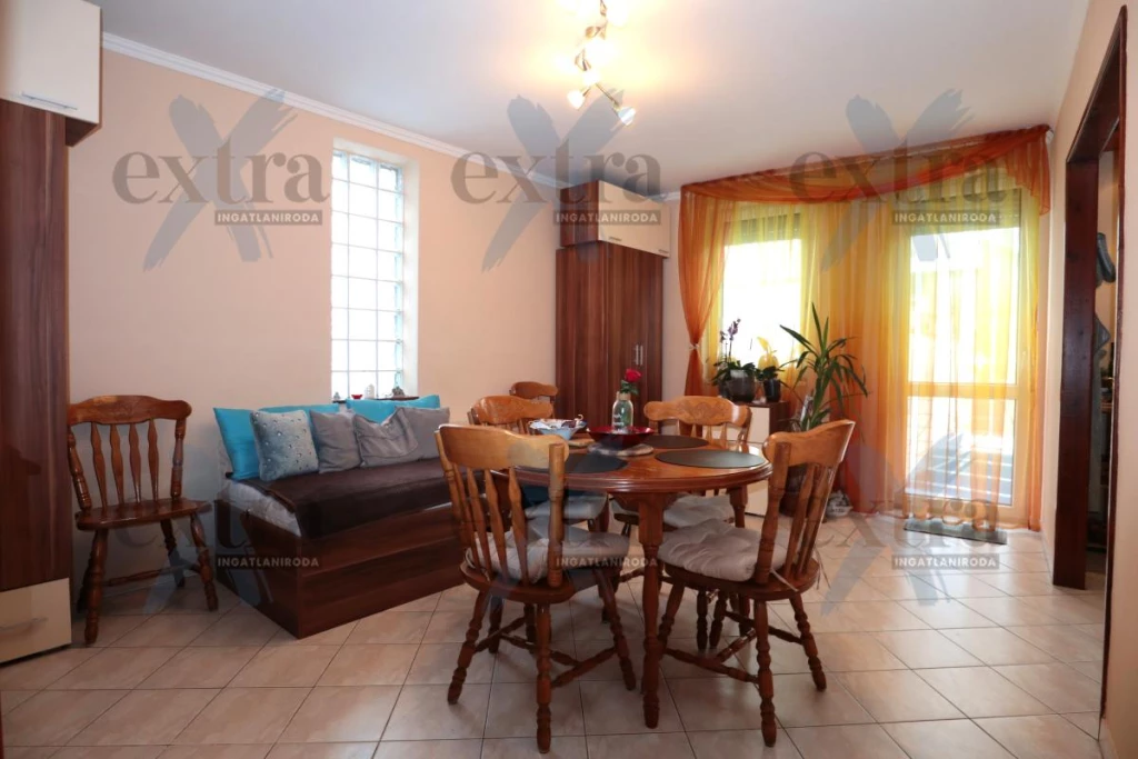 Szegeden 5 percre a TIK-től, felújított, első emeleti, erkélyes Téglalakás Eladó!