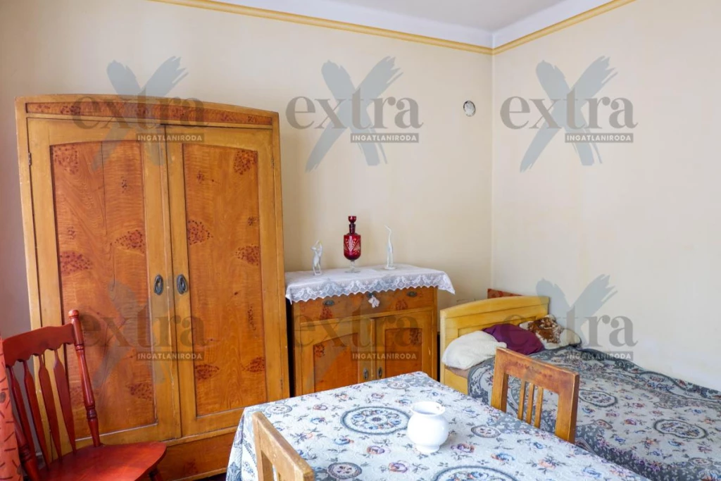 Mindszenten, belvároshoz közel eladó kétszintes családi ház, nagy telekkel!