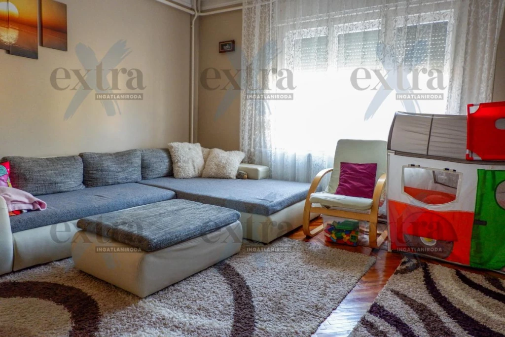 Algyő központjában, felújított, 2 szintes ikerház