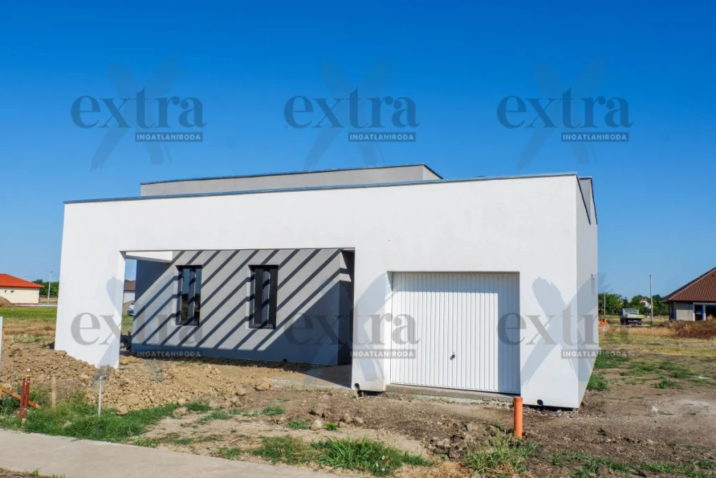 Eladó új építésű családi ház Deszken – kulcsrakészen, nagy telekkel!