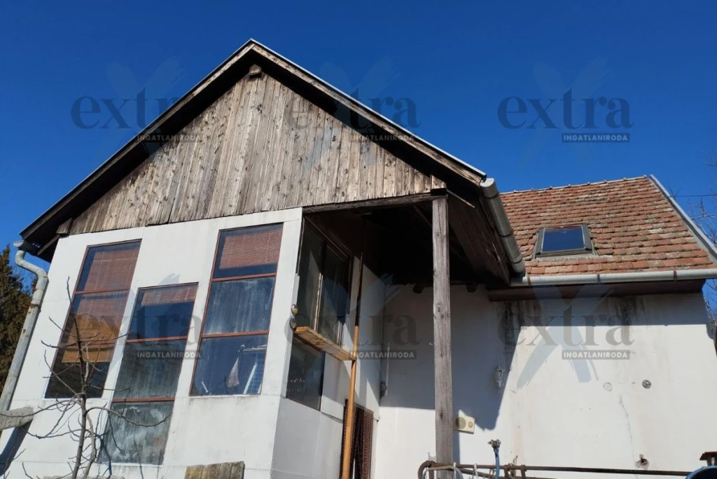 Szegeden, csendes környezetben, jó adottságú családi ház eladó!