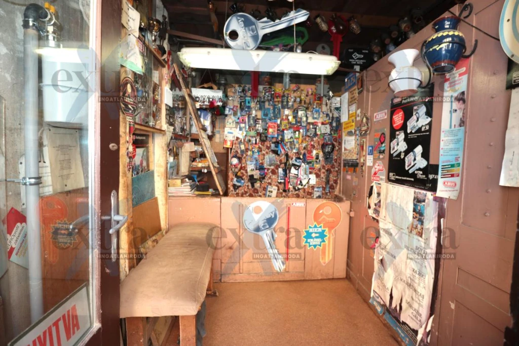 Szegeden a Feketesas utcában, galériás Üzlethelyiség Bérleti joga Eladó!